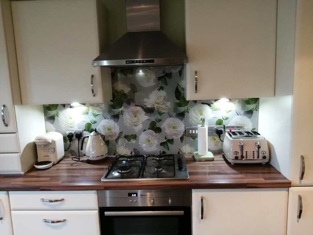 Customer photo testimonial of our Karina pattern glass splashback from a customer review of forthefloorandmore.com
