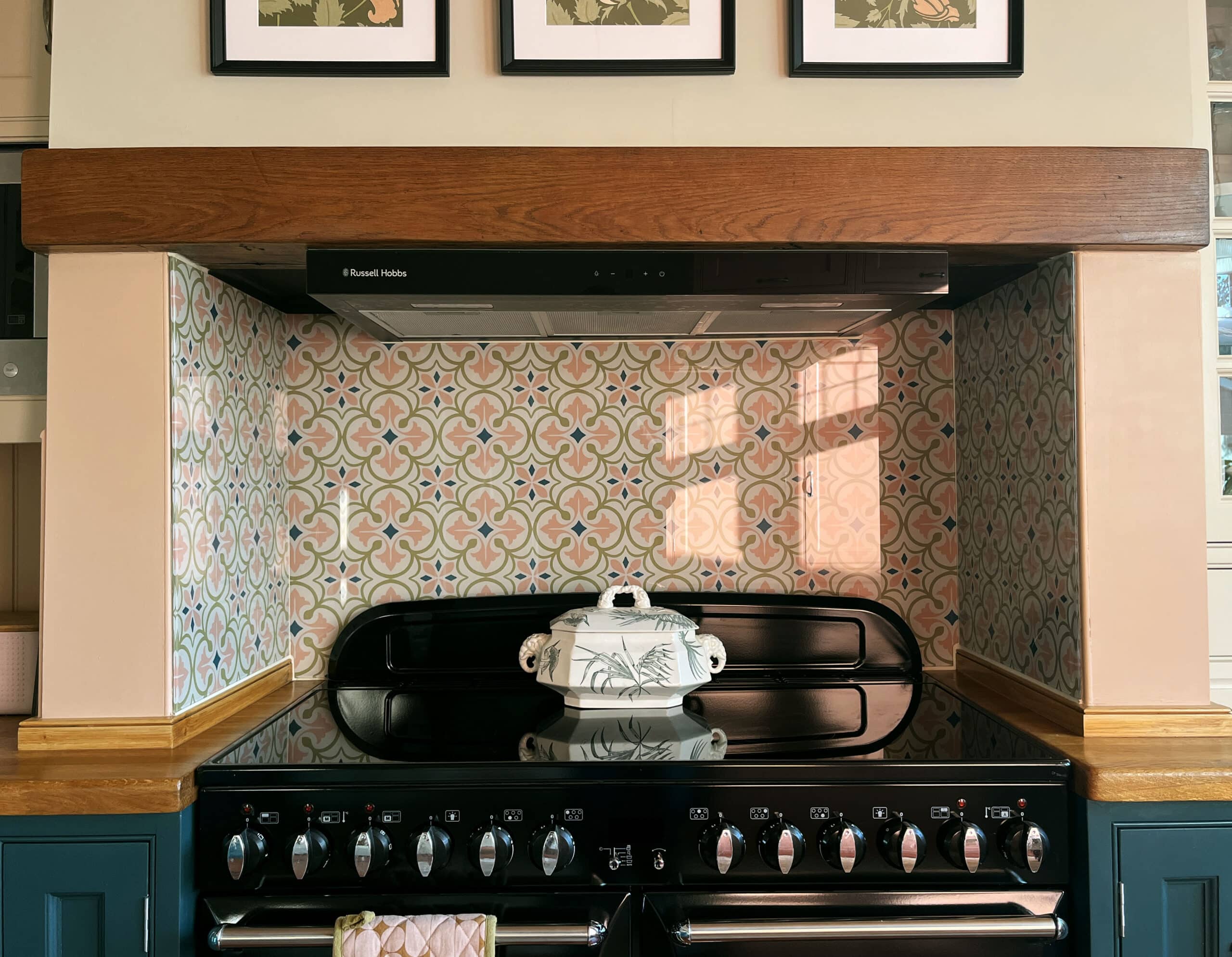 Three-panel patterned glass splashback fitted around a cooker